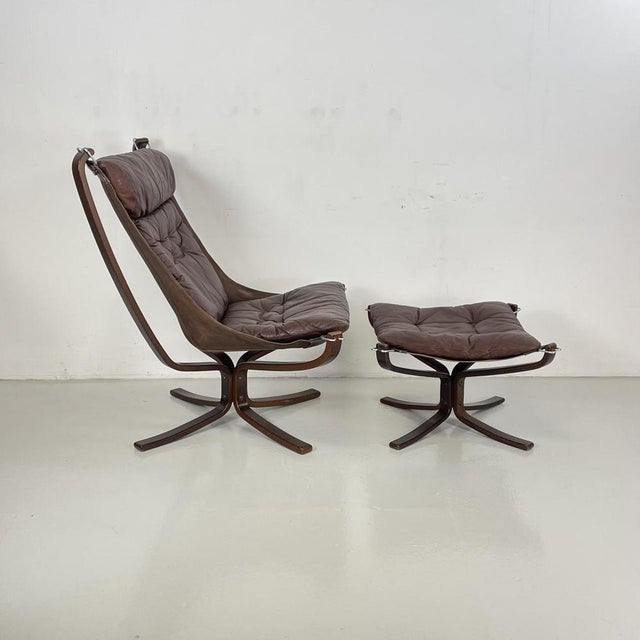 Set of Brown High Backed Falcon Chair with Ottoman by Sigurd Resell For Sale - Image 4 of 10