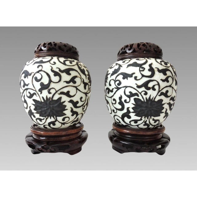 Chinoiserie Rare Republic Peony & Iron Brown Crackle Glaze Chinese Ginger Jars With Wood Stands & Reticulated Tops, a Pair For Sale - Image 3 of 10