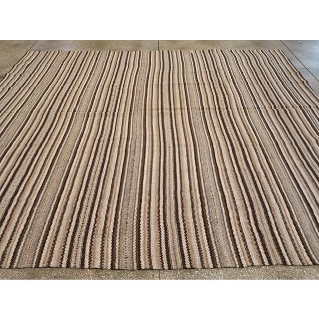 Galerie Shabab Collection Mid-20th Century Handmade Turkish Flatweave Kilim Room Size Carpet For Sale - Image 4 of 8