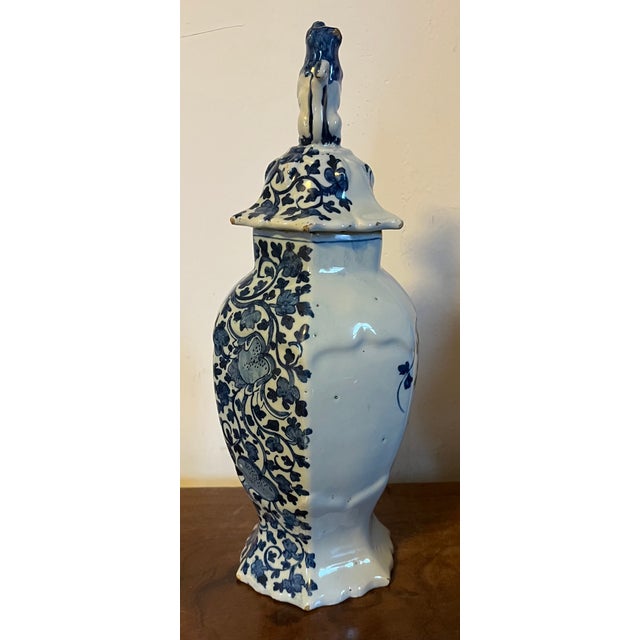 18th Century Antique 18th Century Blue & White Delft Vase With Figural Lion Lid in the Chinoiserie Style by the De Porceleyne Bijl Factory Circa 1775 For Sale - Image 5 of 15