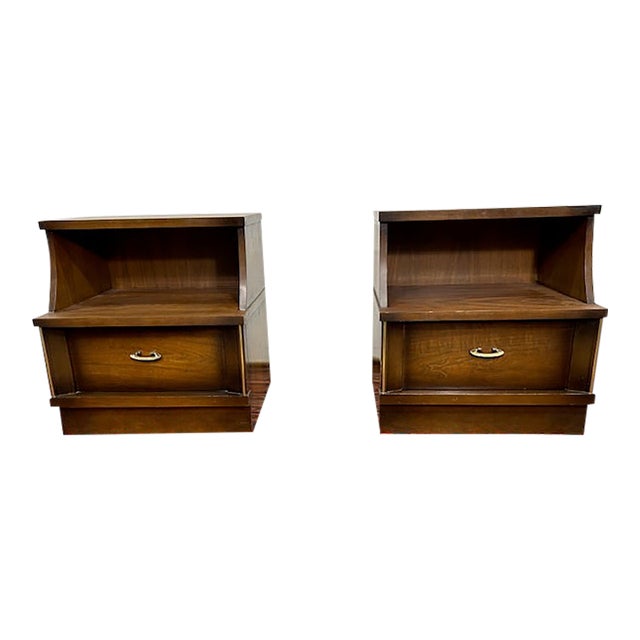 1960s Pair of Vintage Sheffield Furniture Mid Century Nightstands For Sale