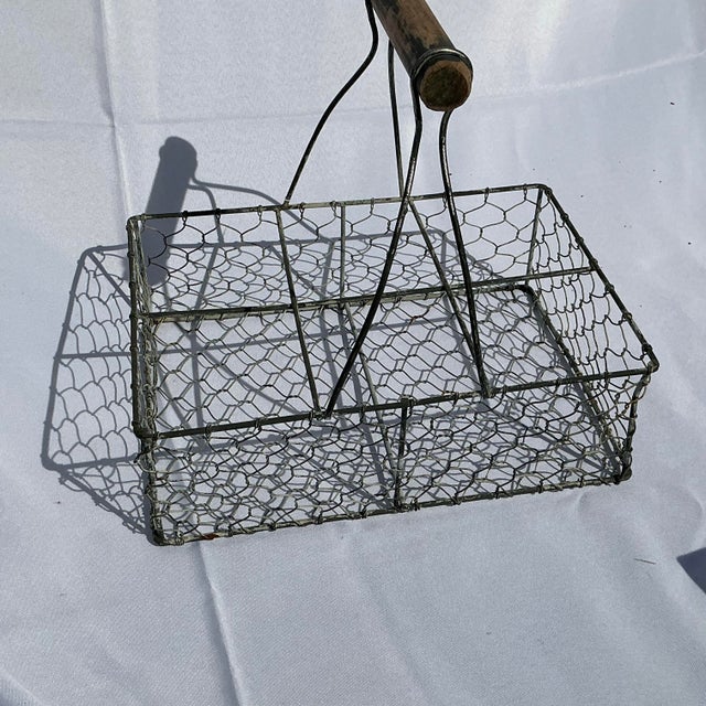 1970s Rustic French Farmhouse Handled Chicken Wire Basket/Caddy With (6) Galvanized Metal Inserts For Sale - Image 6 of 10