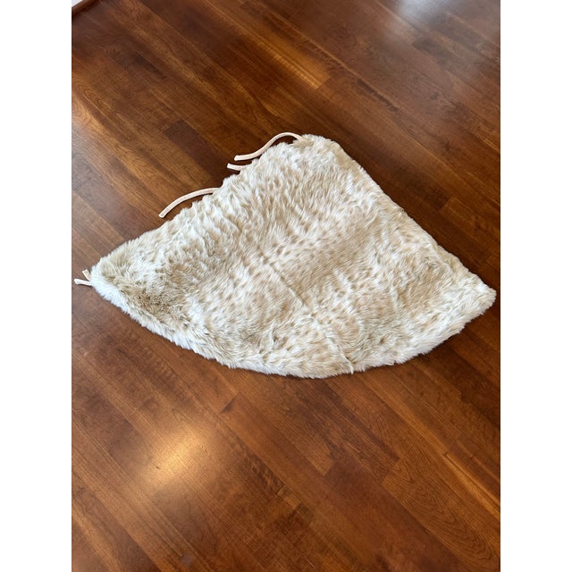 Luxe Faux Lynx Fur Christmas Tree Skirts in White, Antique White & Taupe For Sale In Los Angeles - Image 6 of 12