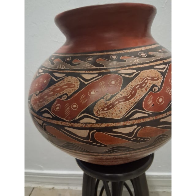 Traditional F-018 Signed 12" Mata Sgraffito Vessel -Ines Oliva- Geometric Lizard Motif. For Sale - Image 3 of 11