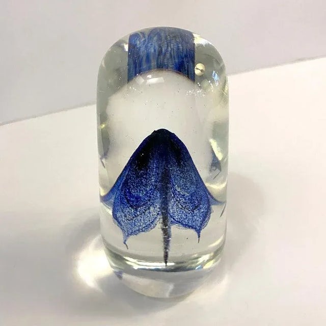 1980s Tall Art Glass Blue Swirl Jellyfish Paperweight For Sale - Image 4 of 11