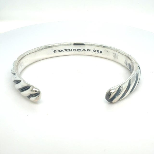Traditional 1990s David Yurman Chevron Cuff Bracelet Size M Sterling Silver Estate For Sale - Image 3 of 7