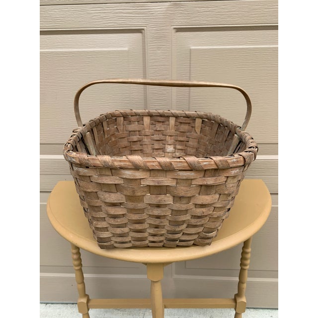 Antique Early 20th Century American Splint Oak Gathering Basket For Sale - Image 9 of 10