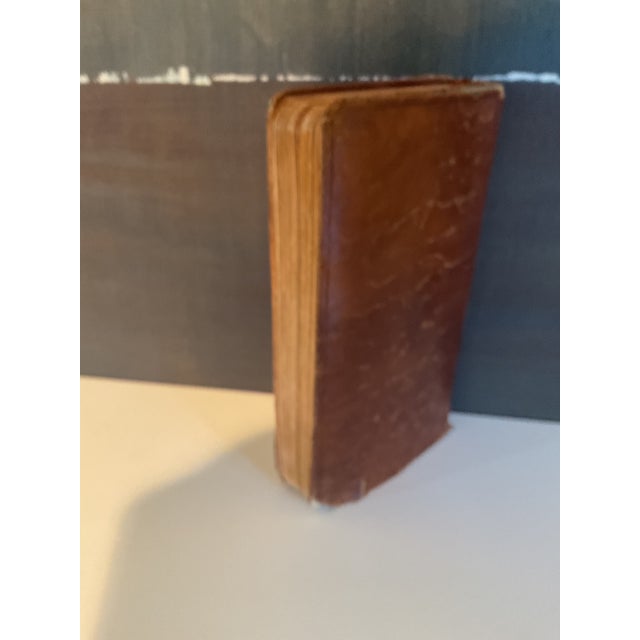 French Vintage French Catholic Prayer Book – Missel De Christ-Roi – Gilt Edges & Illustrated For Sale - Image 3 of 12