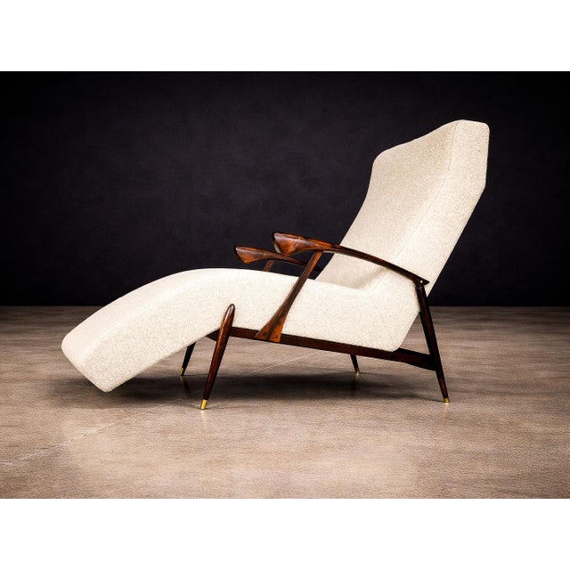 Liceu de Artes e Ofícios Brazilian Modern Chaise Lounge in Rosewood & Bouclé, Attributed to Liceu De Artes E Ofícios, Brazil, 1960s For Sale - Image 4 of 11