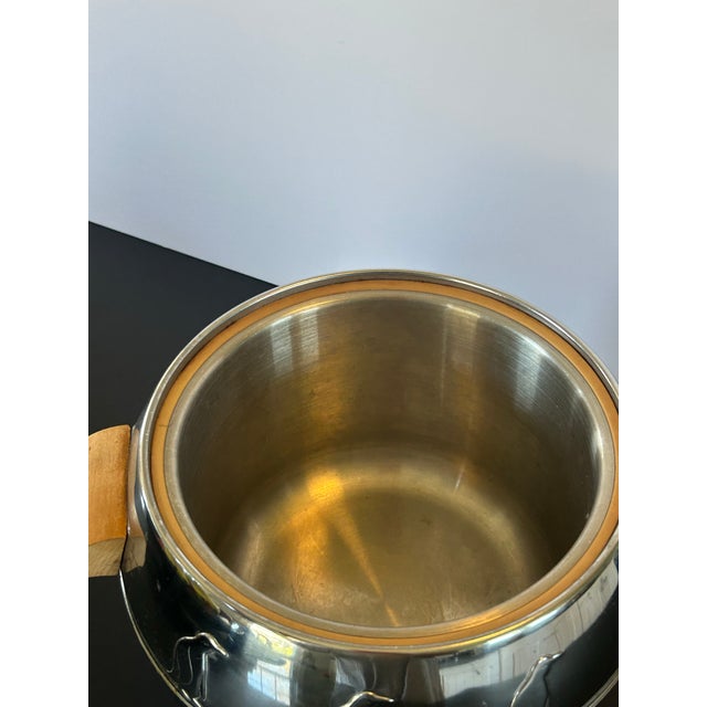 Mid-Century Modern Vintage West Bend Penguin Hot & Cold Server Ice Bucket – Mid-Century Modern Chrome Barware With Wood Handles For Sale - Image 3 of 6