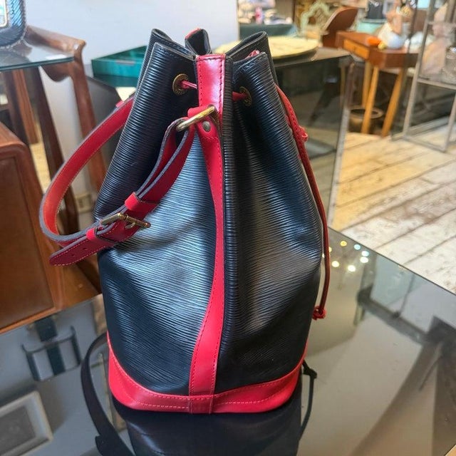 Louis Vuitton 1994 Louis Vuitton Black and Red Epi Leather Shoulder Bag For Sale - Image 4 of 10