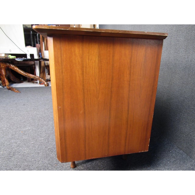 1970s Vintage Modern Walnut Credenza by Forward Furniture Unagusta For Sale - Image 9 of 12