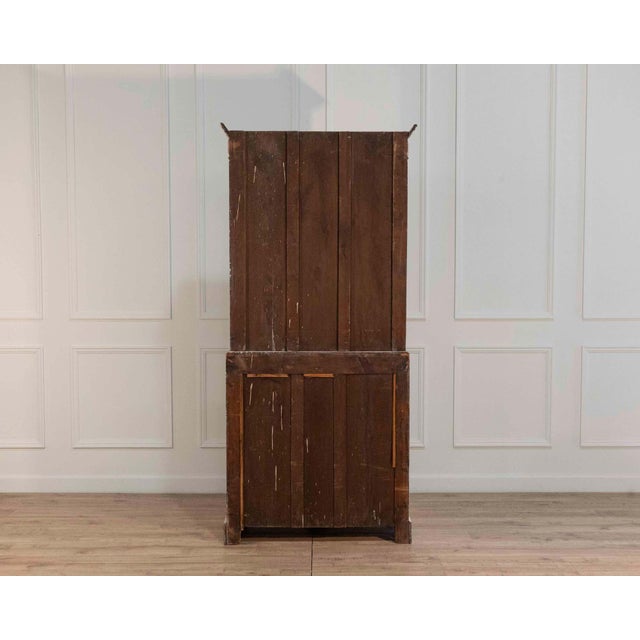European two-part vitrine cabinet with fine carvings, circa 1790 For Sale - Image 11 of 17