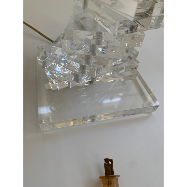 1970s Vintage 1970s Stacked Lucite Helix Twist Spiral Table Lamp For Sale - Image 5 of 12
