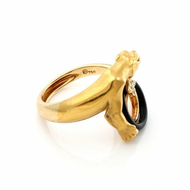 Contemporary Carrera Y Carrera Panther Ring Diamond Onyx Ruby 18k Yellow Gold Size 5 For Sale - Image 3 of 4