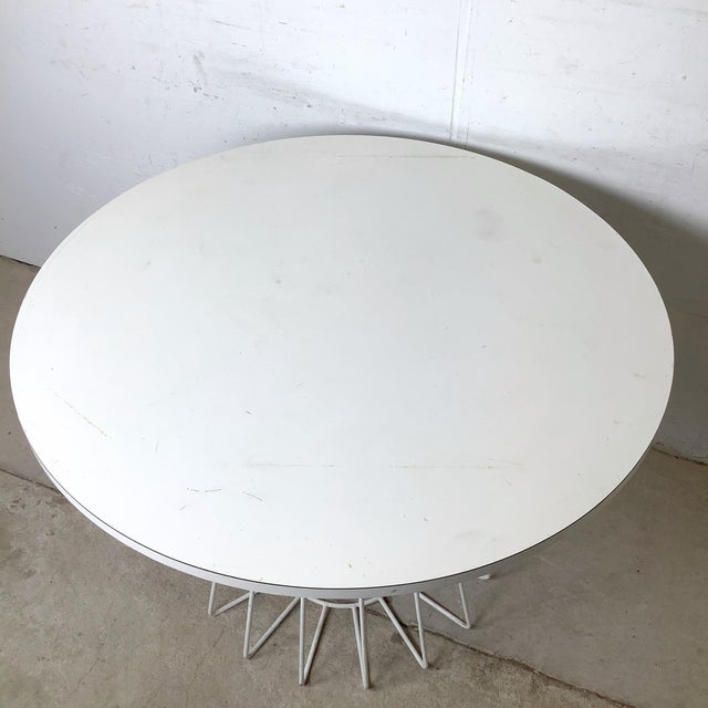 Mid-Century Modern Round White Dining Table With Knoll-Style Wire Base For Sale - Image 3 of 12