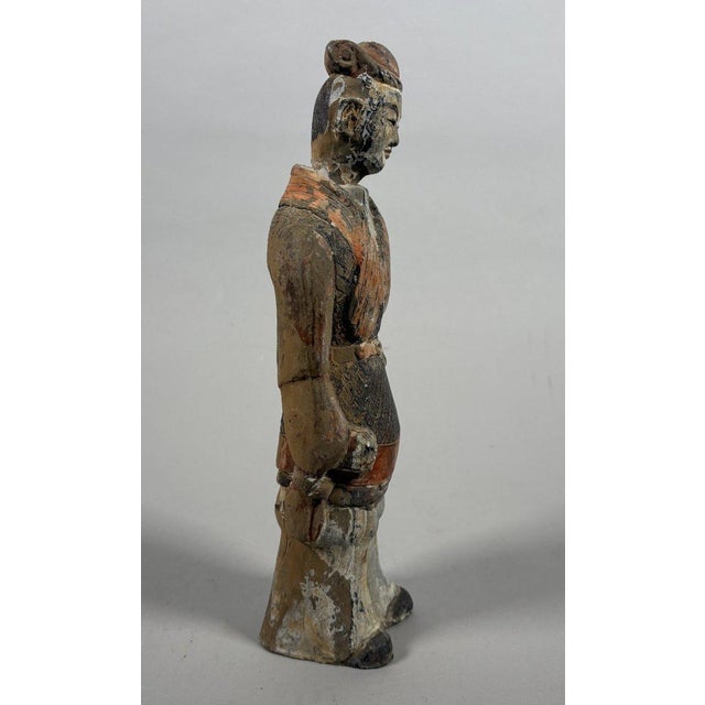 Sculpture of a Mingqi servant with removable head, China, Tang Dynasty (618-907) For Sale - Image 6 of 6