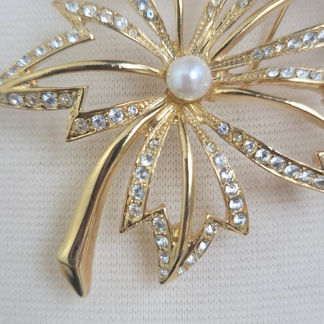 Metal Vintage Napier 1980s Gold Maple Leaf Brooch Faux Pearl Rhinestone Statement Pin For Sale - Image 7 of 17