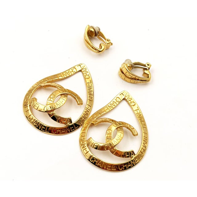 Contemporary Chanel Vintage Gold Plated CC Ribbon Tear Drop Ribbon Large 2 in 1 Clip on Earrings, A Pair For Sale - Image 3 of 7