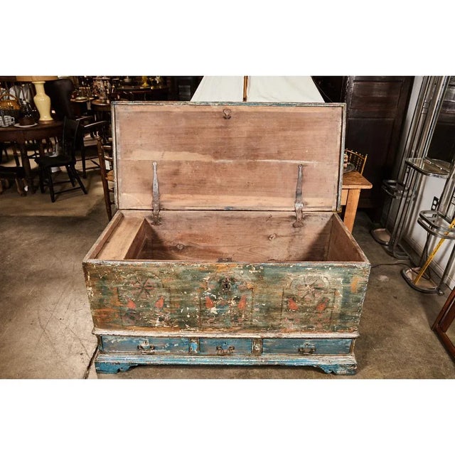 Early 18th Century Pennsylvania Blanket Box/ Dowry Chest For Sale - Image 4 of 9