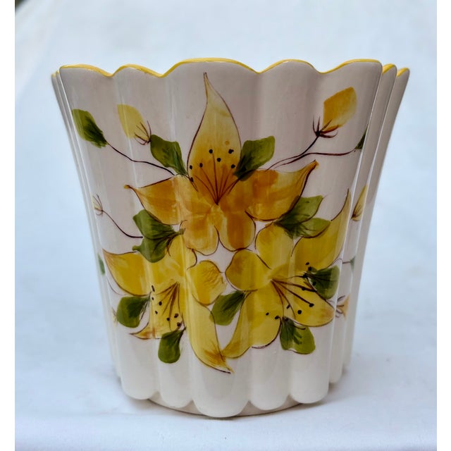 This lovely vintage California Pottery planter/cache pot is hand-painted by California artist Vee Jackson. It features a...
