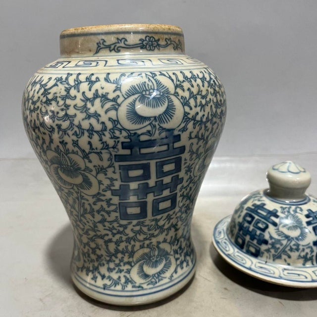 1950s Chinese Blue and White Double Happiness Floral Porcelain Ginger Jar, Chinoiserie Lidded Vase For Sale - Image 5 of 8