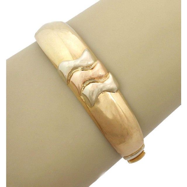 The Darnlaion 18k Two Tone Gold Hinged Dome Bangle Bracelet is a vintage piece of fine jewelry that exudes elegance and...