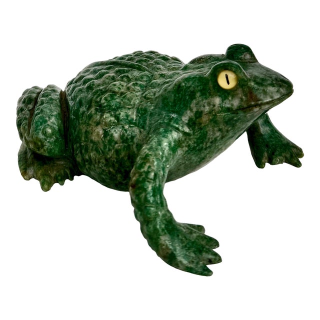 Carved Green Hardstone Frog Sculpture, Chinese, Late 20th Century For Sale
