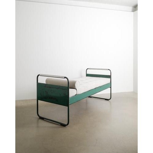 Jean Prouvé Vintage French Fabert Aluminium Daybed in Green by Jean Prouvé, 1950s For Sale - Image 4 of 10
