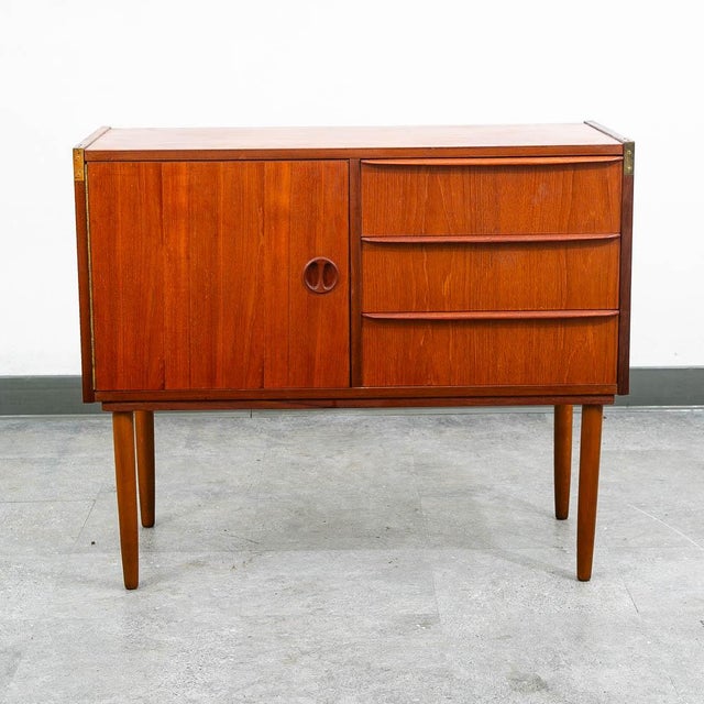 Adorable entry table in solid teak and teak veneer. We restored the top surfaces and edges and the piece is ready for us....