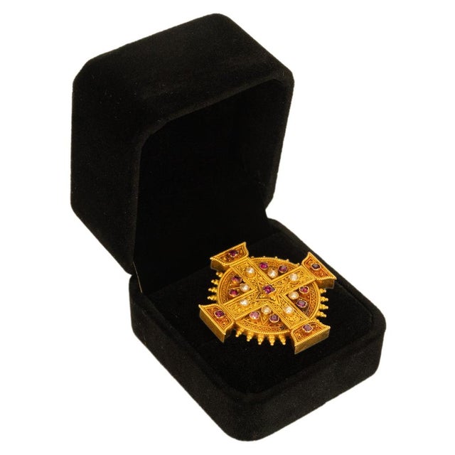 Traditional Antique Italian Etruscan Revival 22k Gold Brooch Rubies & Pearls Marchesini 1870 For Sale - Image 3 of 16