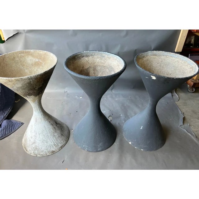 Willy Guhl Mid 20th Century Near Pair of Large Willy Guhl Diabolo Planters Painted in Charcoal For Sale - Image 4 of 7
