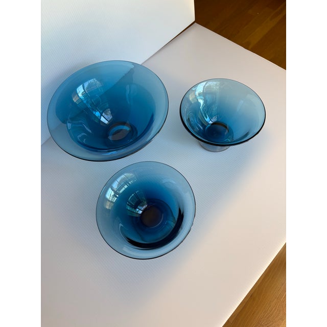 Mid-Century Modern 1990s Mid Century Modern Style Hand Blown Art Glass Pedestal Bowls in a Beautiful Blue Color. Signed and Dated on Each Bowl. - Set of 3 For Sale - Image 3 of 3
