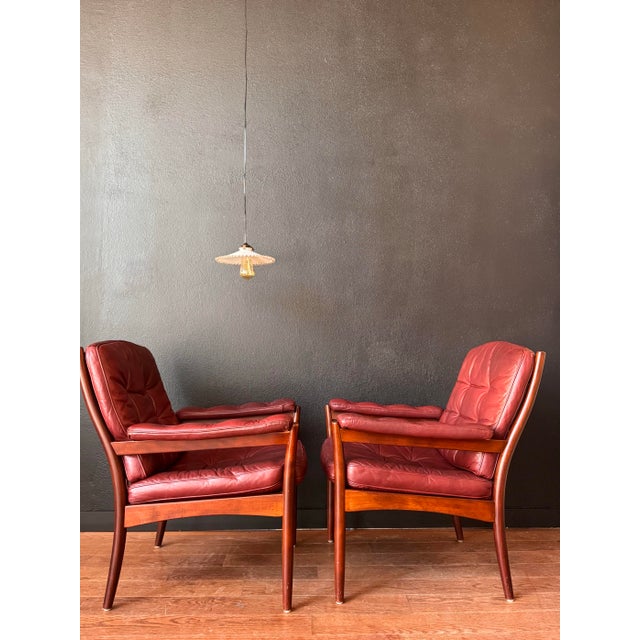 This striking pair of Swedish mid-century modern lounge chairs by Göte Möbler exemplifies the enduring appeal of...