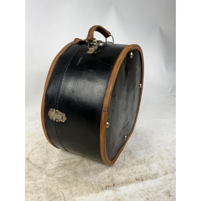 Antique Hat Box in Lined Cardboard and Leather, Late 19th Century For Sale - Image 5 of 16