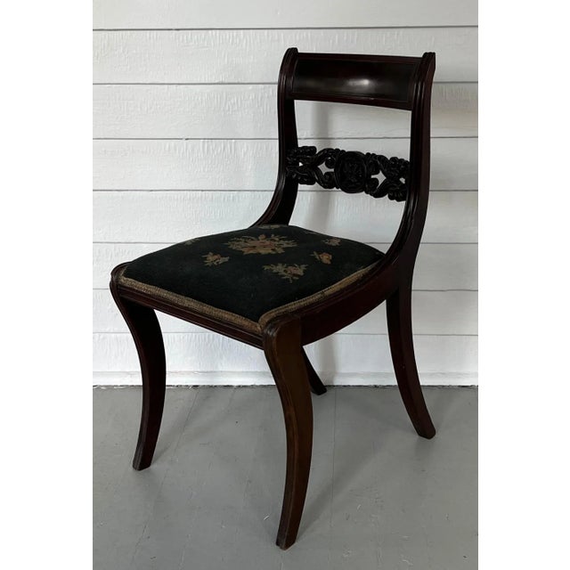 American Antique Early 19th Century American Empire Classical New York Sabre Leg Mahogany Side Chair For Sale - Image 3 of 13