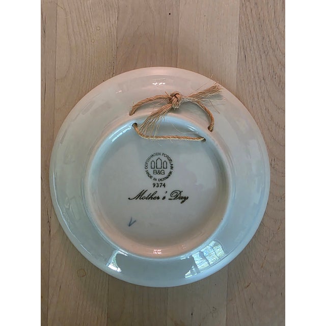 A gift for mom or a birthday : this vintage decorative collectible plate from Bing and Grondahl depicting a polar bear and...