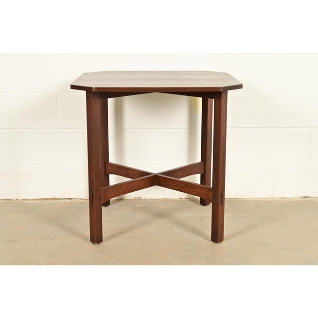 A gorgeous antique Mission or Arts & Crafts period quarter sawn oak clip corner lamp table, center table, or occasional...