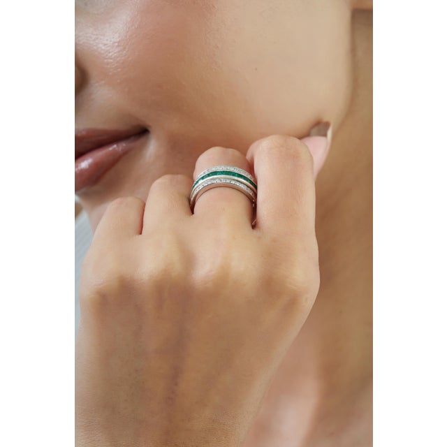 Modern 3.82 Ct Blue Topaz & Green Onyx Spinner Eternity Band Ring in 925 Sterling Silver Size 6 For Sale - Image 10 of 16