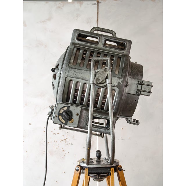 Metal Grey 2KW Fresnel Spotlight Floor Lamp with Tripod from Arri, Germany, 1950s For Sale - Image 7 of 18