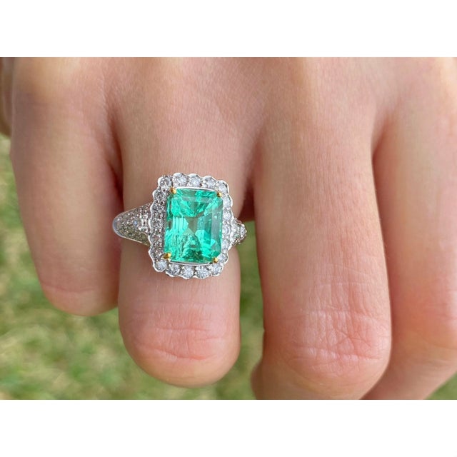 Vintage 3.58 Carat Colombian Emerald and Diamond Cocktail Ring in 18k White Gold, Size 7 For Sale - Image 4 of 8