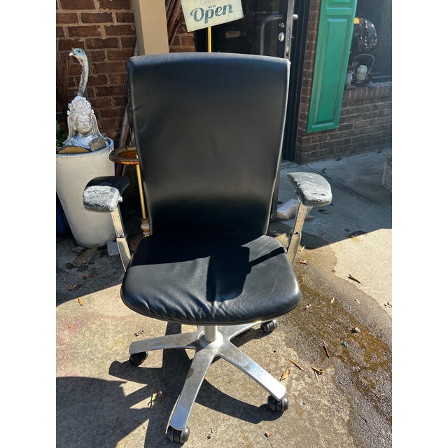 Up for consideration is a beautiful vintage Knoll Life swivel office chair. This would look lovely in your home, and it is...