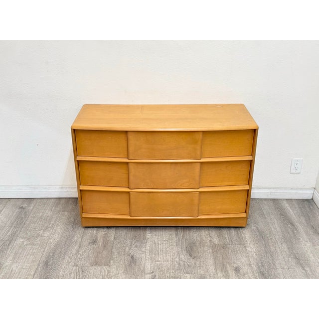 Beautiful chest of drawers manufactured by Heywood Wakefield in excellent vintage condition
