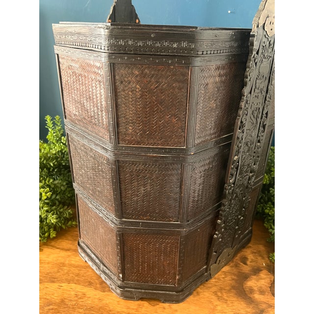 Large Antique Chinese Wedding Basket With Brass Mounts, Circa 1880–1920 For Sale In New York - Image 6 of 18