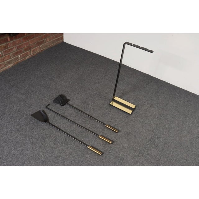 Vintage Modernist Iron and Brass Fireplace Tool Set With Brush, Shovel and Poker For Sale In New York - Image 6 of 17