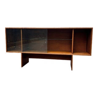 1970s Vintage Mid Century Modern Walnut Wood Book Shelf Display Cabinet Adjustable Shelf For Sale