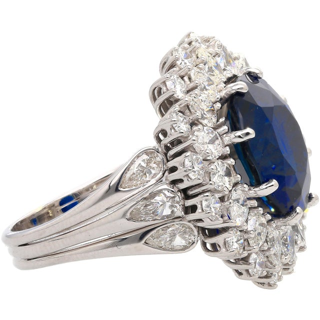Modern 1990s Certified 7.15 Carat Vivid Blue Sapphire & Diamond Sunburst Vintage French Ring, Size 6.5 For Sale - Image 3 of 10