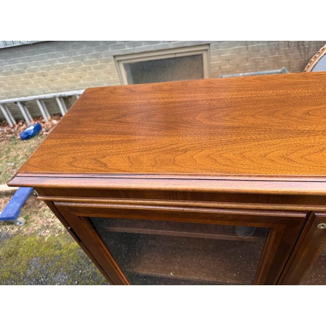 Late 20th Century Traditional-Style Walnut Wood 2 Glass Door Bookcase or Display Cabinet For Sale - Image 4 of 14