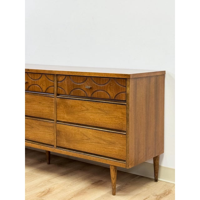 Mid 20th Century Vintage MCM Bassett Style Nine Drawer Dresser With Wood Inlays Collectable Retro For Sale - Image 5 of 18