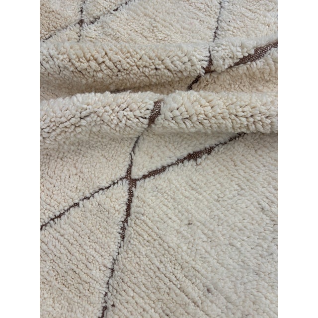 Handwoven Moroccan Beni Ouarain Rug in Natural Wool with Diamond Pattern, 2010s For Sale - Image 9 of 12